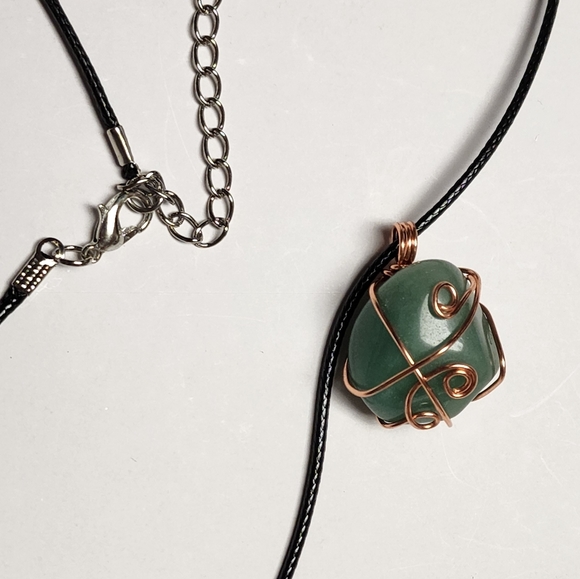 Handmade wire wrap stone pendant with cord. - Picture 4 of 4